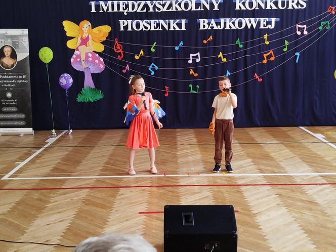 Uczniowie z klas I-III zaprezentowali w SP nr 10 w Siedlcach piosenki z różnych bajek