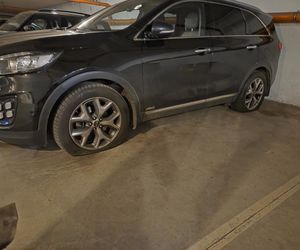 Przebite opony na osiedlu Krzyki-Partynice we Wrocławiu