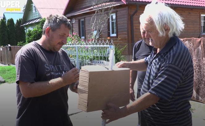 Rolnicy. Podlasie. Andrzej z Plutycz sieje trawę. Absurd goni absurd. "Ta trawa przed domem jest potrzebna"