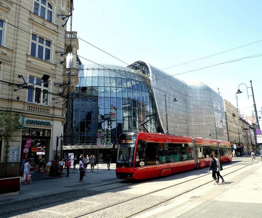 Pijany mężczyzna wpadł pod tramwaj w centrum Katowic. Został zabrany do szpitala 