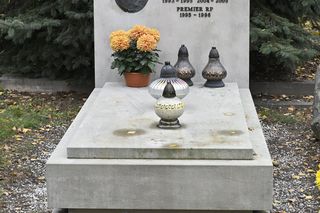 Tu spoczywa Józef Oleksy