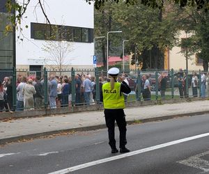 Zwalniam przed szkołą