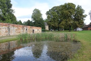 To jedyny taki dwór obronny w Małopolsce. Znajduje się w dawnej szlacheckiej wsi 
