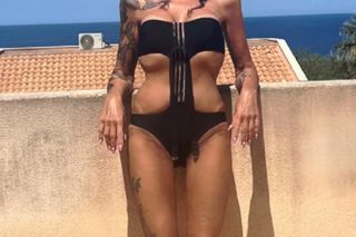 Ewa Minge w skąpym bikini. Tak 57-latka wdzięczy się do aparatu