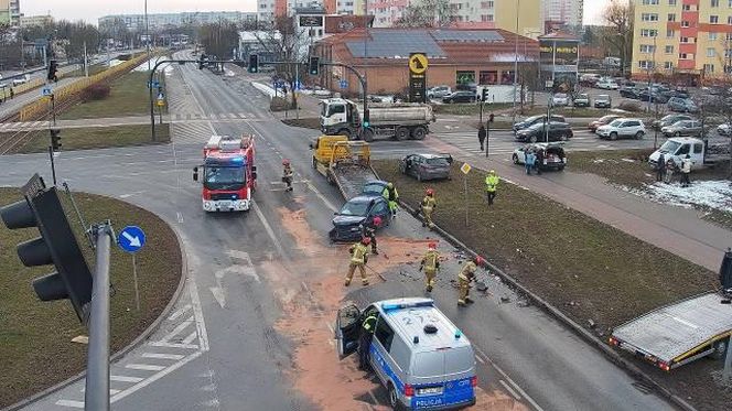 Poważny wypadek na al. Wojska Polskiego w Bydgoszczy. Są duże utrudnienia w ruchu 