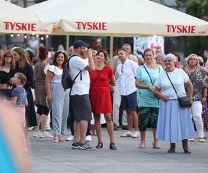 Potańcówki przed Teatrem Śląskim w Katowicach. Roztańczony Wyspiański porwał tłumy