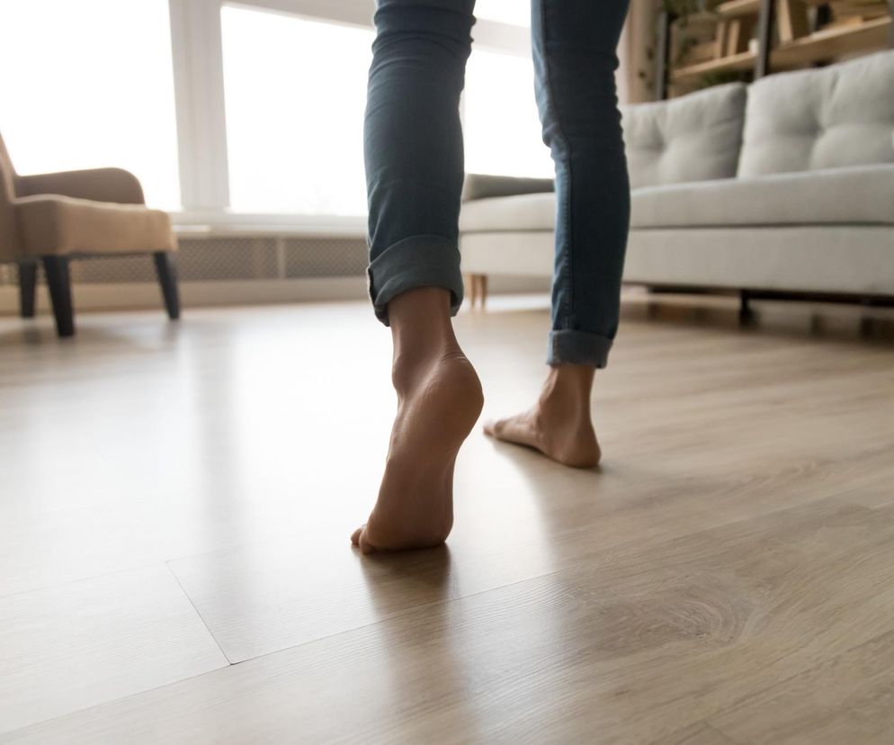 Niewinny nawyk, który szkodzi stopom. Lekarze ostrzegają przed chodzeniem boso po domu