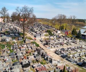 Wszystkich Świętych 2025. Modlitwy, które warto odmówić na grobach bliskich