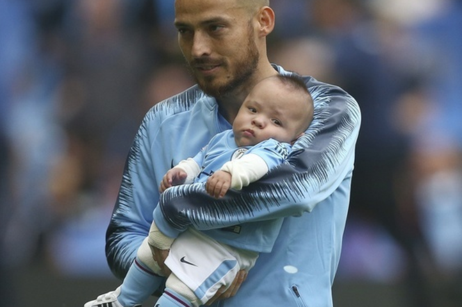 Wzruszająca chwila w Anglii. David Silva wyszedł na mecz ze swoim malutkim synkiem