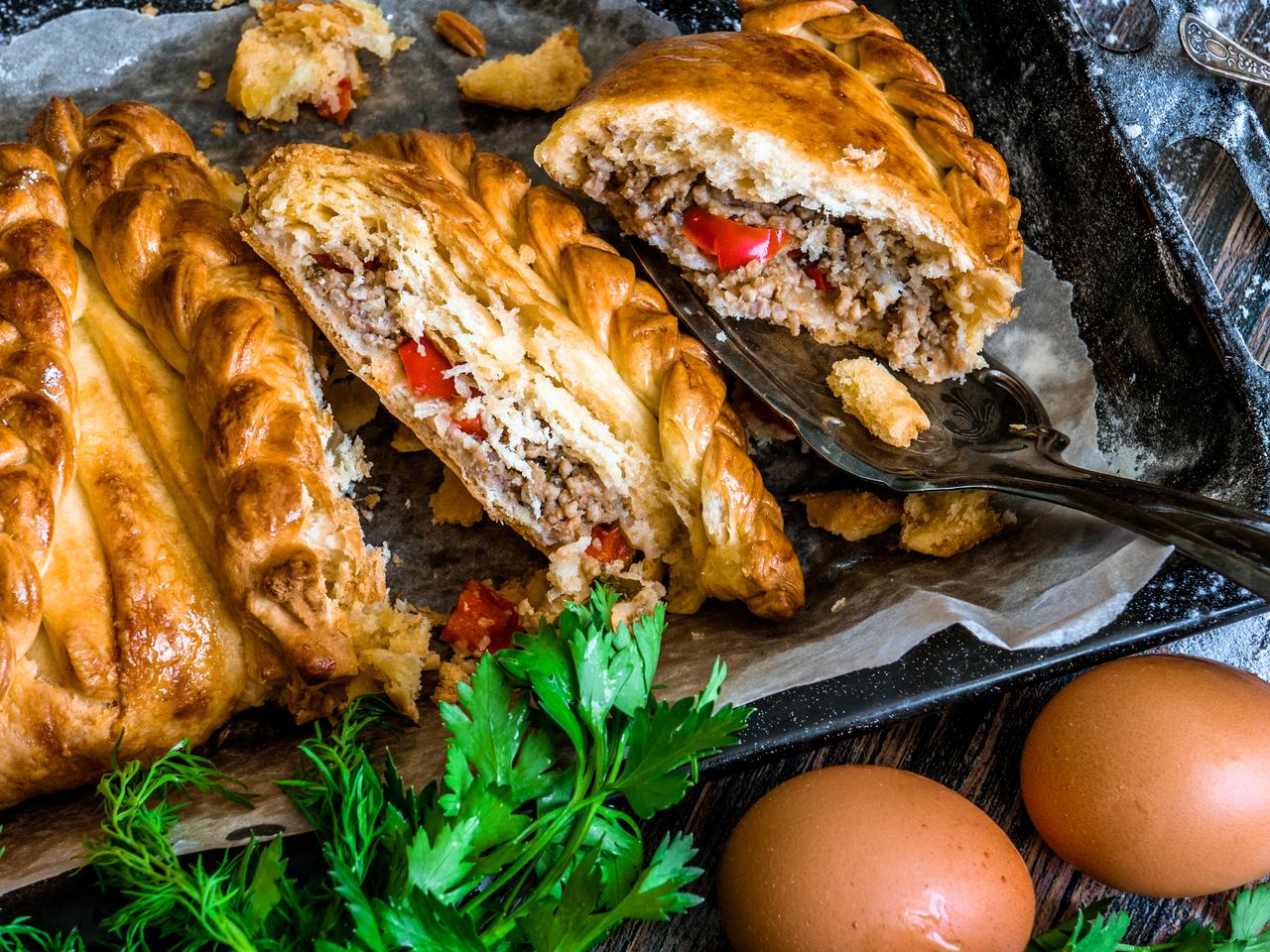 Kulebiak drożdżowy na Wigilię z barszczem czerwonym na zakwasie [WIDEO]