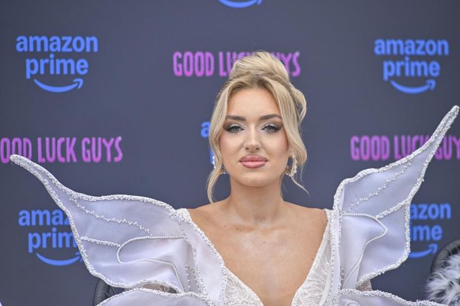 Caroline Derpienski w kreacji motyla promuje reality show "Good Luck Guys"