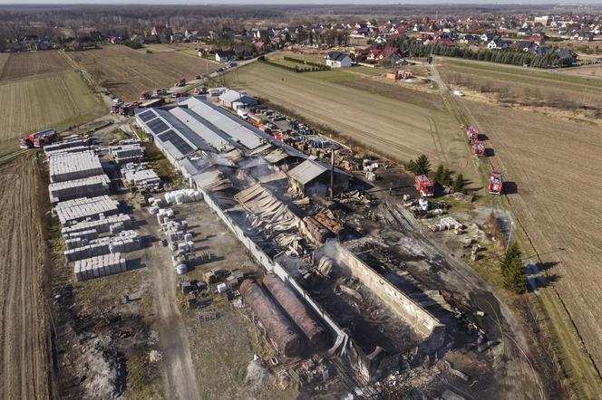 Potężny pożar pod Wrocławiem. Palił się zakład produkujący znicze i świece