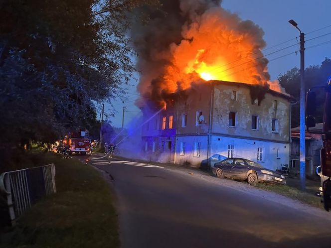 Dramatyczny pożar na Dolnym Śląsku. Mężczyzna ewakuowany przez okno, budynek doszczętnie zniszczony