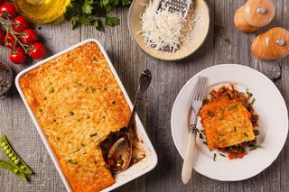 Zapiekanka wiejska to ulubiony obiad mojej rodziny. Jest tak sycąca, że starcza za dwa dania 