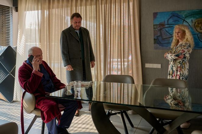 Na Wspólnej odc. 4040. Konrad Wysocki (Marek Bukowski), Hebel (Tadeusz Huk), Agnieszka (Katarzyna Walter)