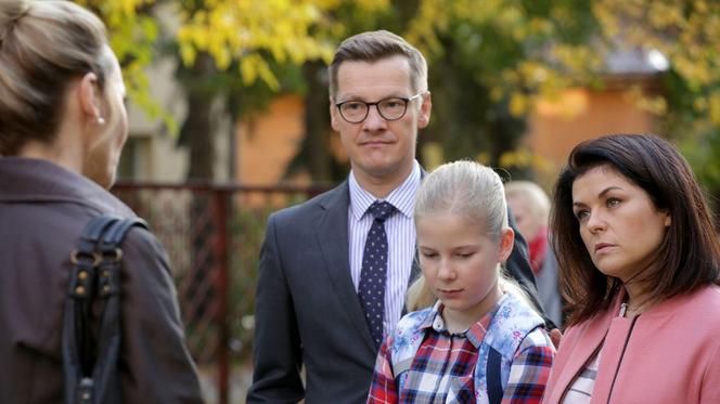 M jak miłość, odcinek 1492: Piotrek (Marcin Mroczek), Kinga (Katarzyna Cichopek) , Lenka (Marysia Głowacka)