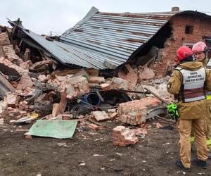 Stara Gadka. Wybuch gazu w budynku gospodarczym. Strażacy wydobyli z gruzowiska jedną osobę