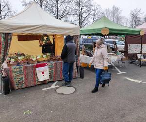 W 2023 roku na Targach Rękodzieła Artystycznego nie zabrakło amatorów świątecznej atmosfery i wyrobów regionalnych