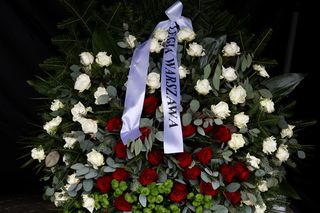 Legia żegna Lucjana Brychczego. Znicze pod stadionem