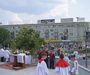 Boże Ciało 2024. Tłumy wiernych przeszły w procesji ulicami Białegostoku