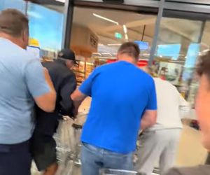 Szturm na nowego Lidla w Jasienicy. Tłumy mieszkańców od świtu czekały na otwarcie