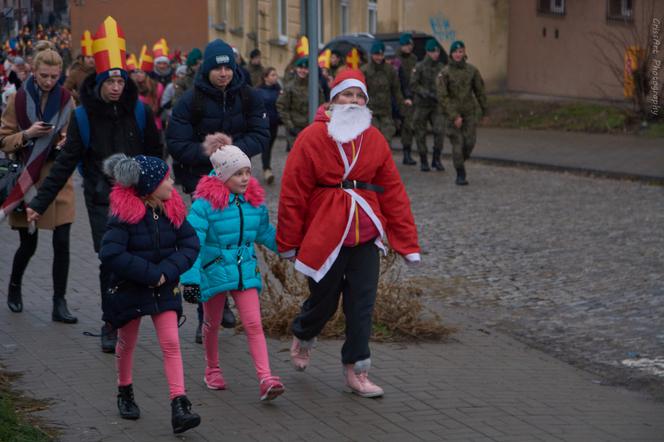 Setki Mikołajów w centrum miasta. Orszak św. Mikołaja w Lublinie