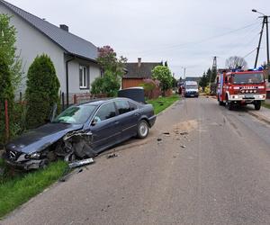 Wola Radłowska. 21-latek nie zapanował nad bmw. Uderzył w ciężarówkę z ziemią