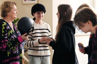 Barwy szczęścia odc. 3195. Józefina Rawiczowa (Elżbieta Jarosik), Emilka (Jessica Frankiewicz), Emil (Artem Malaszczuk), koleżanki Gośka (Natalia Skrzypek), Iga (Laura Zawadka)