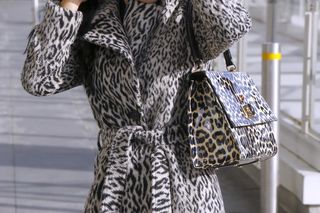 Justyna Steczkowska leci na Eurowizję! Na lotnisku pojawiła się z panterkowym stroju i masą walizek