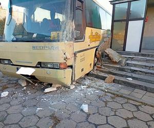 Gniezno. Autobus wjechał w budynek! Kierowca zasłabł za kółkiem?!