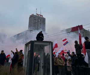 Uczestnicy marszu z pałkami teleskopowymi i kastetami. Zatrzymano 36 osób