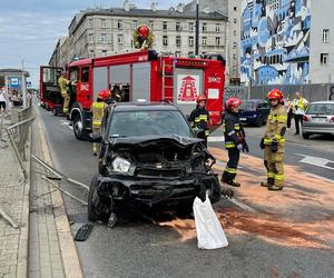 Pijany staranował barierki przy przystanku tramwajowym. O krok od tragedii w Warszawie