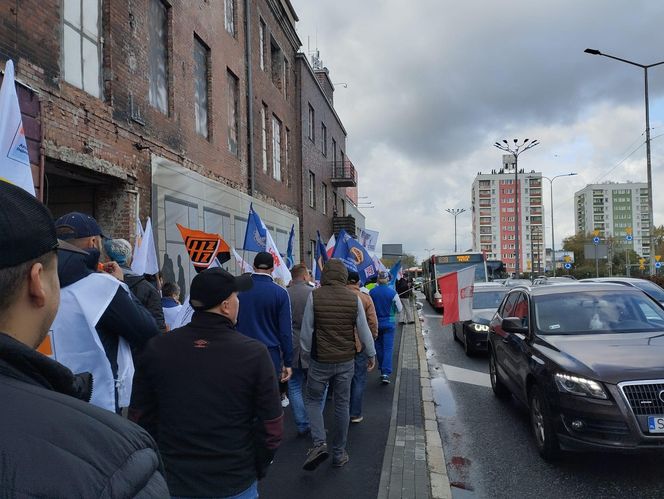 Hutnicy i koksownicy wyszli na ulice w Dąbrowie Górniczej. Apel do rządu o ratunek dla branży i tysięcy miejsc pracy