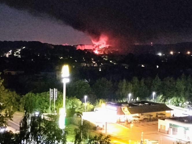 Nocny pożar w Bobrownikach Śląskich. Mieszkańców obudziły wybuchy