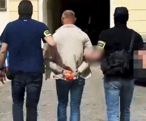 Starnowali bramę samochodem pancernym, obok lądował śmigłowiec z antyterrorystami. Spektakularna akcja policji na Mazowszu