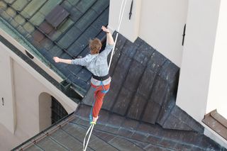 Spacerują po linach nad głowami przechodniów. Trwa Urban Highline Festival