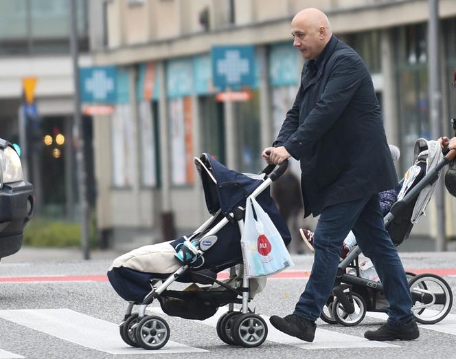 Joachim Brudziński na spacerze z wózkiem