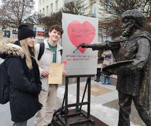 Walentynkowa rzeźba na Placu Artystów w Kielcach