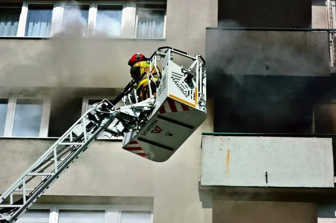 Tychy: Pożar mieszkania na 6. piętrze. Przyczyną niedopałek papierosa rzucony przez sąsiada