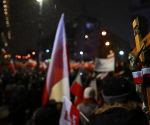 Tłumy rozpoczęły protest pod Sejmem! Uczestnicy solidarni z Mariuszem Kamińskim i Maciejem Wąsikiem