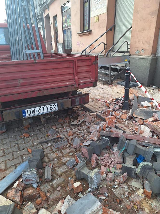 Na Truagutta z kamienicy spadł balkon. Wyjaśniane są okoliczności zdarzenia 