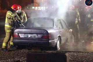 Warszawa: Pijak myślał, że podpalił samochód konkurencji. Prawie sam spłonął żywcem [GALERIA]