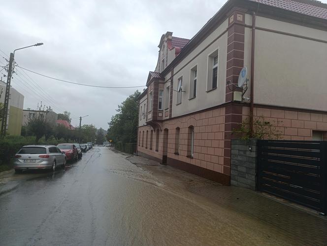 Zagrożenie powodziowe. Głuchołazy. Woda przelała się przez wały. Zalewa miasto