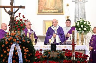   Pogrzeb Anatola Czaplickiego. Arcybiskup Galbas: pamięć o tym koszmarze długo nie przeminie