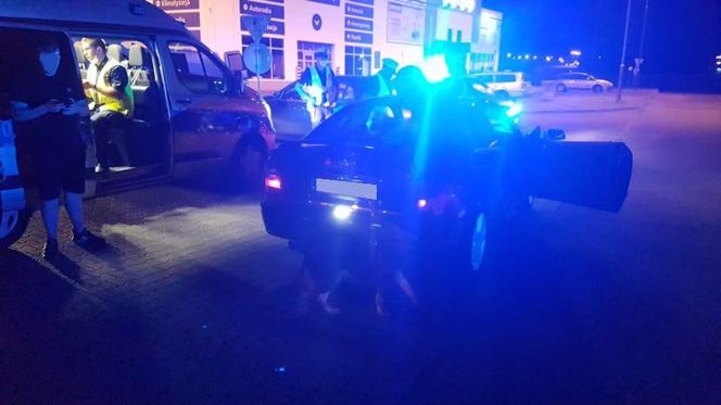 NIELEGALNY zlot samochodów pod Poznaniem. Policjanci wypisali 135 mandatów 