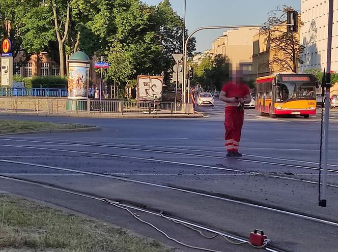 Tramwaj sunął po betonie! Awaria w al. Niepodległości. Wagon wypadł z szyn