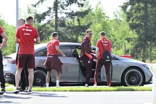 Piłkarze na torze wyścigowym  