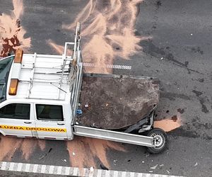 Wjechał Uberem prosto w drogowców. Są ranni