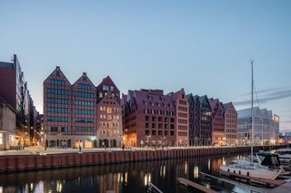 Życie w Architekturze 2025. Zabudowa wielofunkcyjna: usługowa/ mieszkaniowa/ biurowa/ hotelowa z garażem podziemnym, infrastrukturą towarzyszącą i zagospodarowaniem terenu na Północnym Cyplu Wyspy Spichrzów. Maciej Mąka, oraz Radosław Sojka