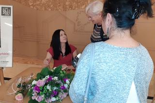 Tłumy czytelników na spotkaniu autorskim Katarzyny Łuczyńskiej! „Grzeszna i święta” ma szansę stać się bestsellerem!